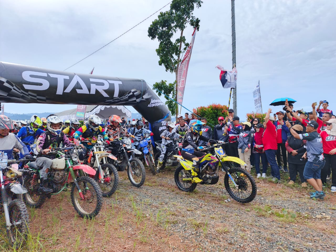 Trabas Hebat 3 Kotabaru: 680 Rider Ramaikan One Day Trail Adventure dan Salurkan Bansos di Tiga Desa