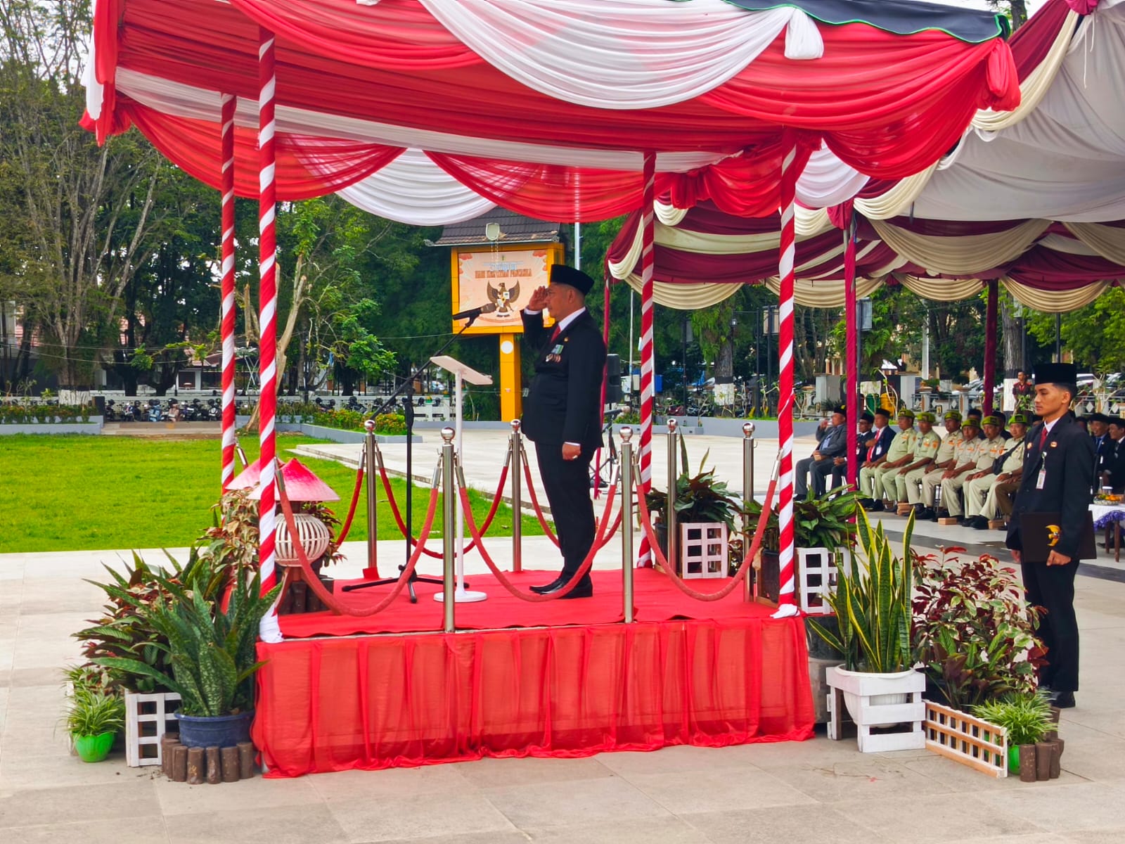 Pemkab HST Berikan Tali Asih kepada Veteran Pejuang di Momen Hari Pahlawan