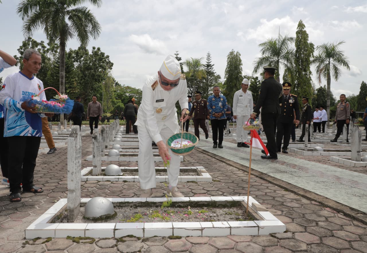 Hari Pahlawan, Gubernur Kalsel Ziarah dan Tabur Bunga di TMP Bumi Kencana