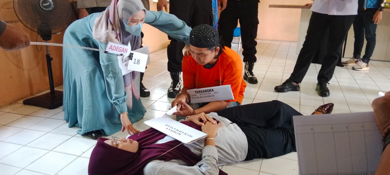 Rekonstruksi Pembunuhan Bidan di Kelayan A, Tersangka Lakukan 33 Adegan