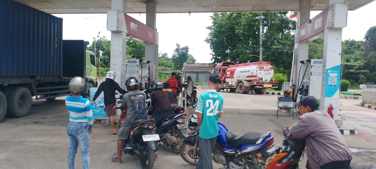 Duh, Aktivitas Pelangsir BBM di SPBU Sei Baras Kapuas Bikin Resah Warga