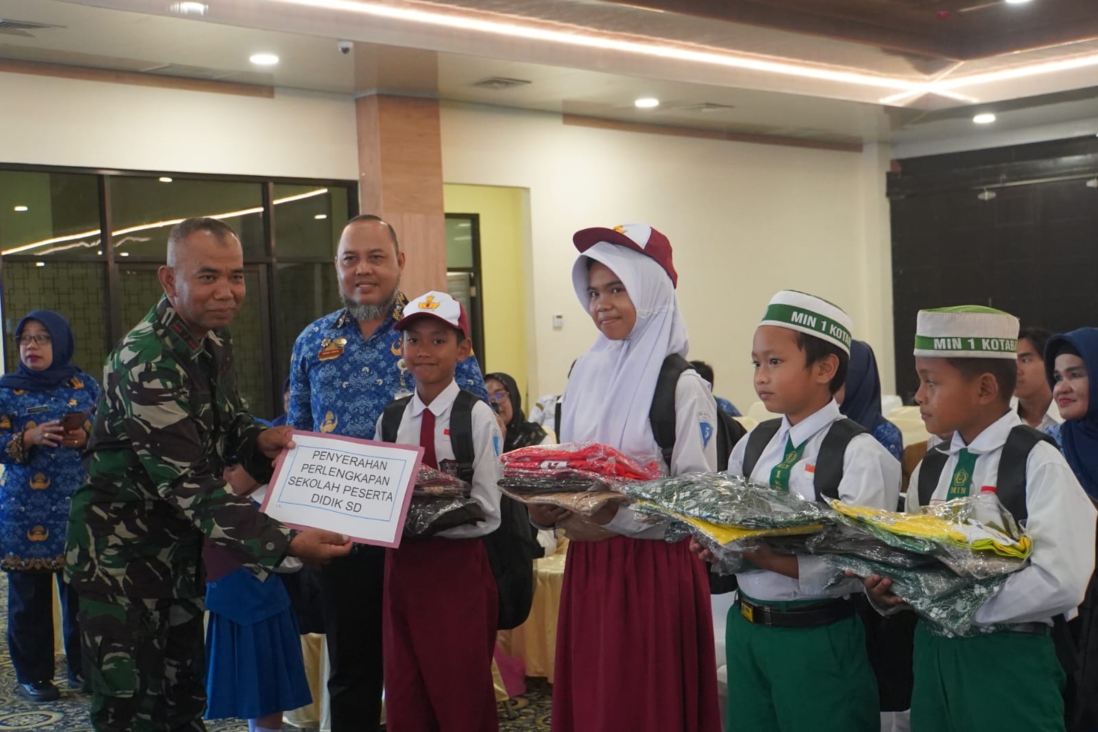 Pemkab Kotabaru Serahkan Bantuan Perlengkapan Sekolah untuk PAUD, SD dan SMP