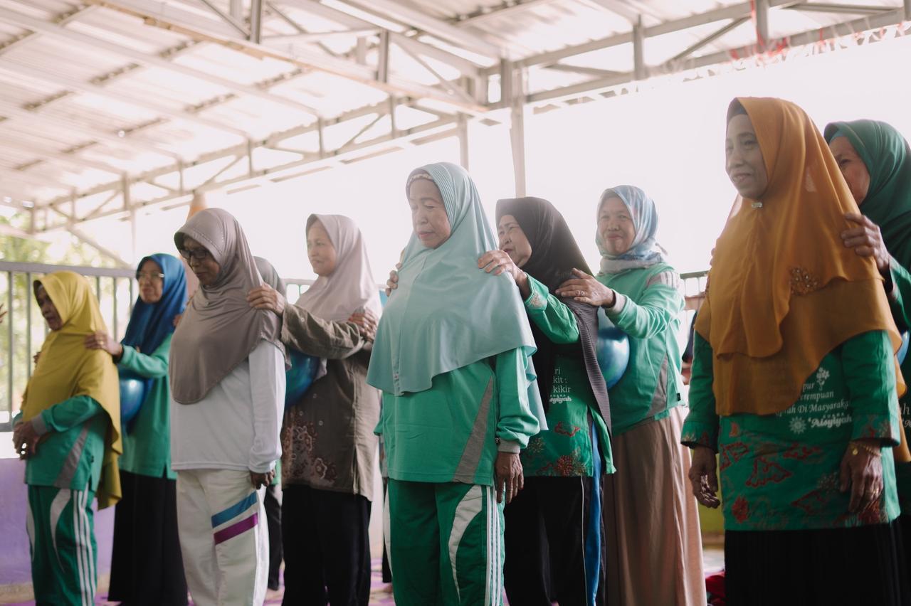 Semangat Hari Pahlawan, PLN UPT Banjarbaru Dukung Kegiatan Lansia di Desa Inklusi Biih