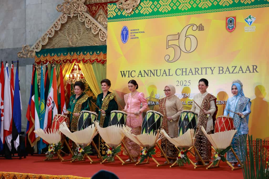 Hj Fathul Jannah Muhidin Dampingi Selvi Gibran Rakabuming Buka Bazar Amal Ke-56 WIC