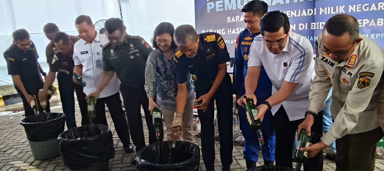 Rokok dan Miras Ilegal Senilai Rp5,3 Miliar Dimusnahkan
