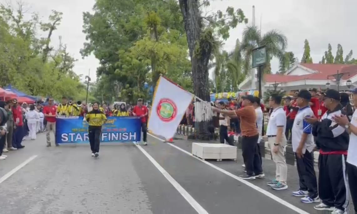 Lepas Jalan Santai PGRI, Bupati HST Tegaskan Komitmen Majukan Pendidikan