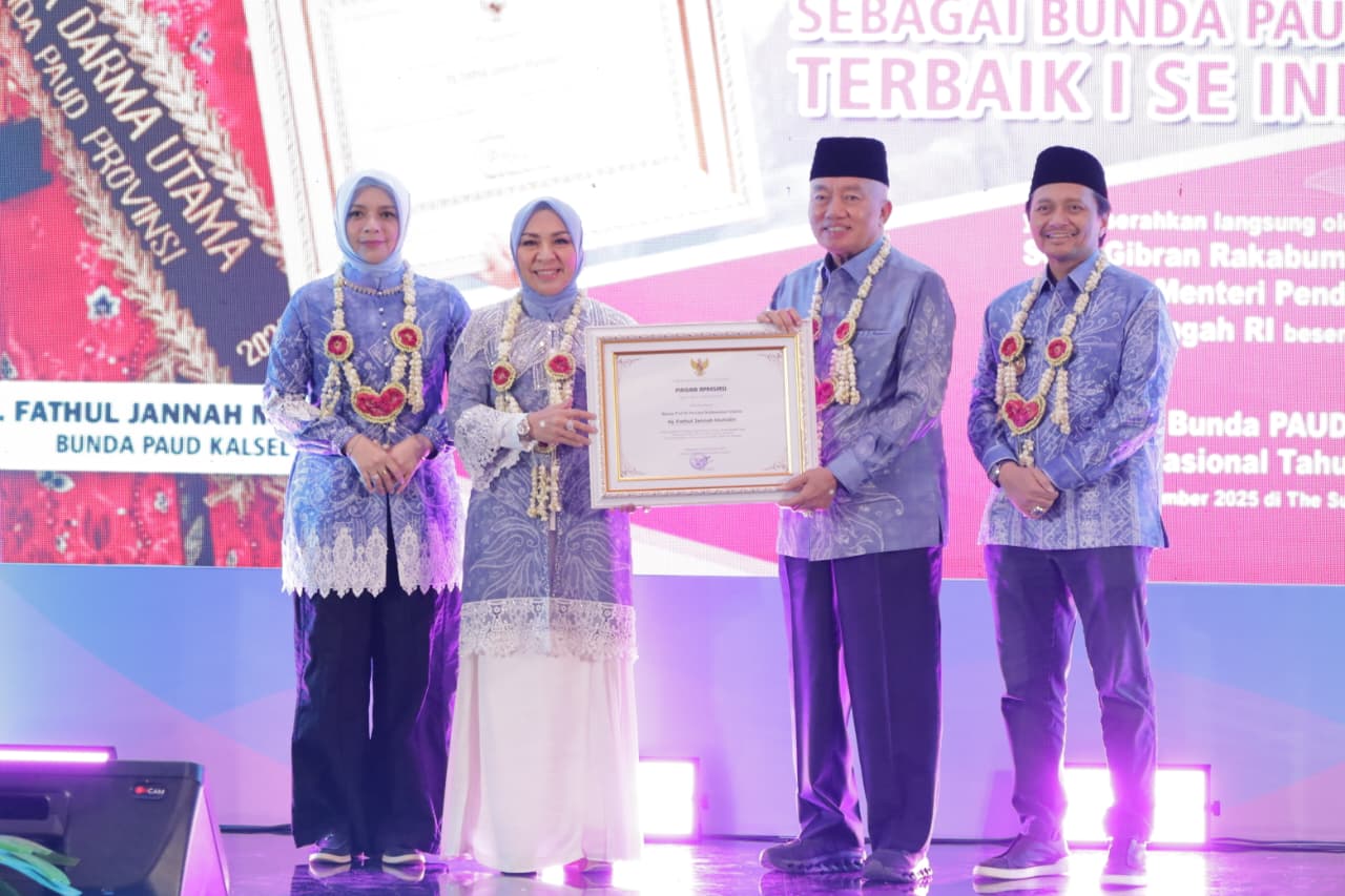 Gubernur Serahkan Apresiasi Pendidikan Tingkat Provinsi Kalsel