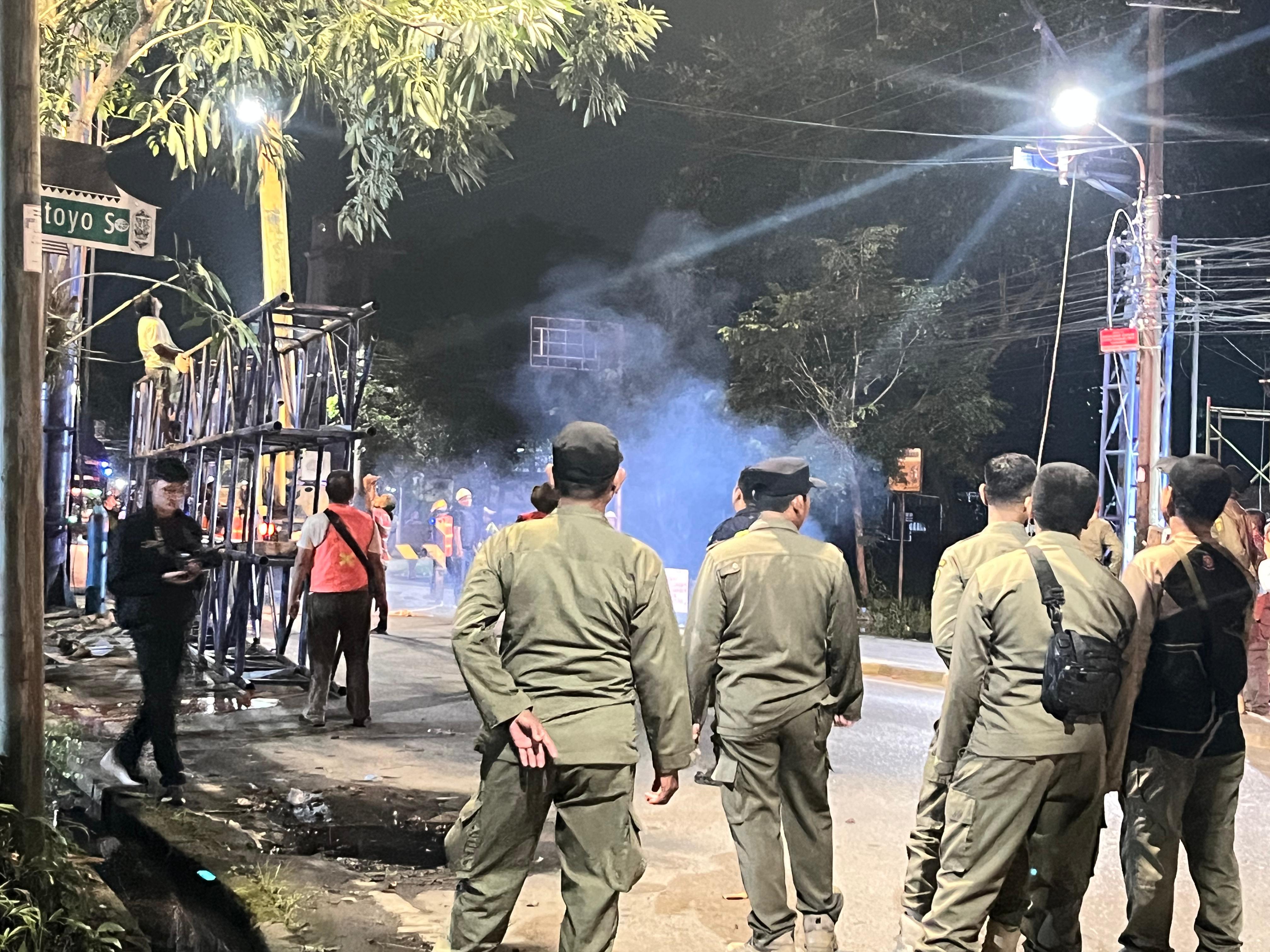 Satpol PP Banjarmasin Bongkar Enam Reklame Ilegal