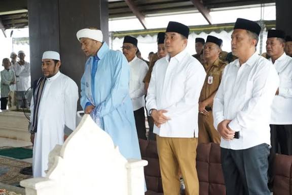 Bupati Andi Rudi Latif Pimpin Ziarah Makam Sekaligus Bagikan Ratib Alaydrus