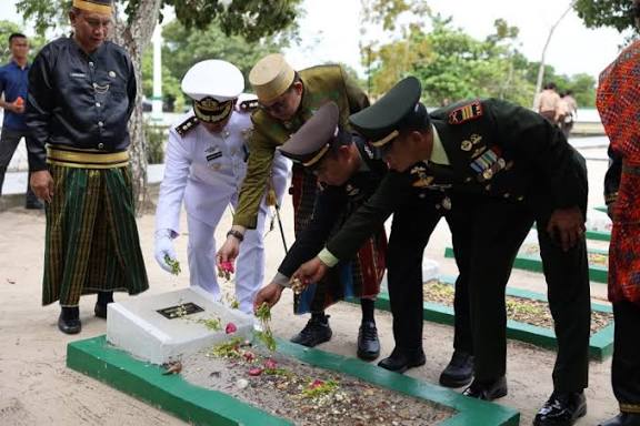 Maknai Hari Pahlawan, Bupati Tanah Bumbu Ziarah ke Taman Makam Pahlawan Matone