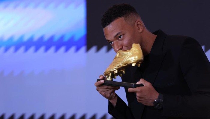 Kylian Mbappe Terima Sepatu Emas Eropa, Pengin Lama di Madrid