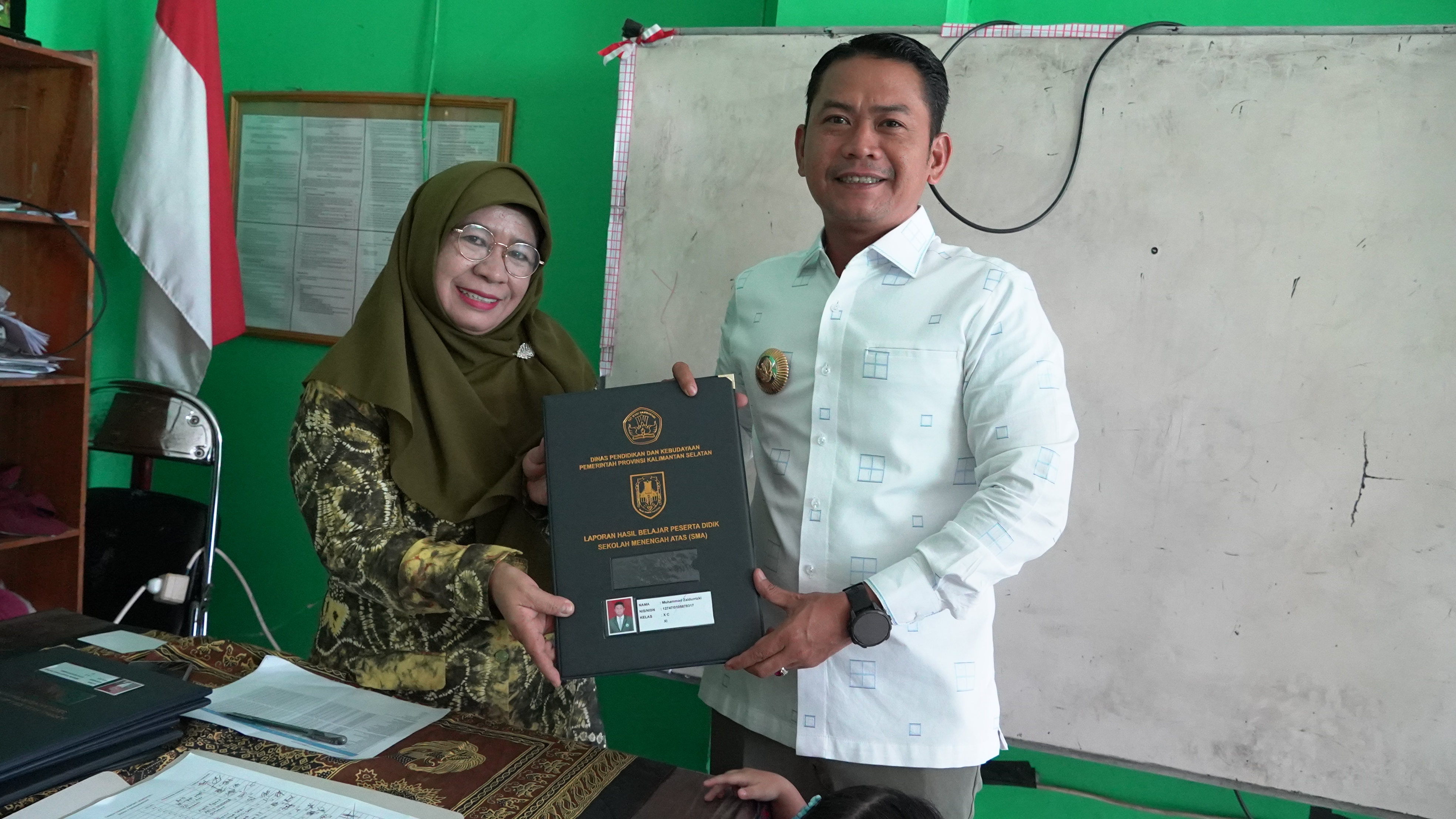 Tak Lupa Perannya sebagai Ayah, Walikota Banjarmasin Luangkan Waktu Mengambil Rapor Anak