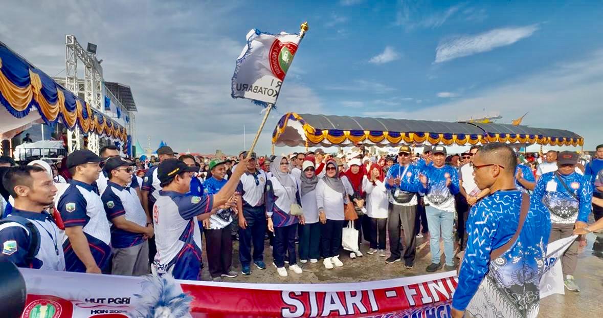 Pemkab dan PGRI Kotabaru Gelar Jalan Sehat dan Senam Anak Indonesia Hebat Meriahkan HUT ke-80 PGRI