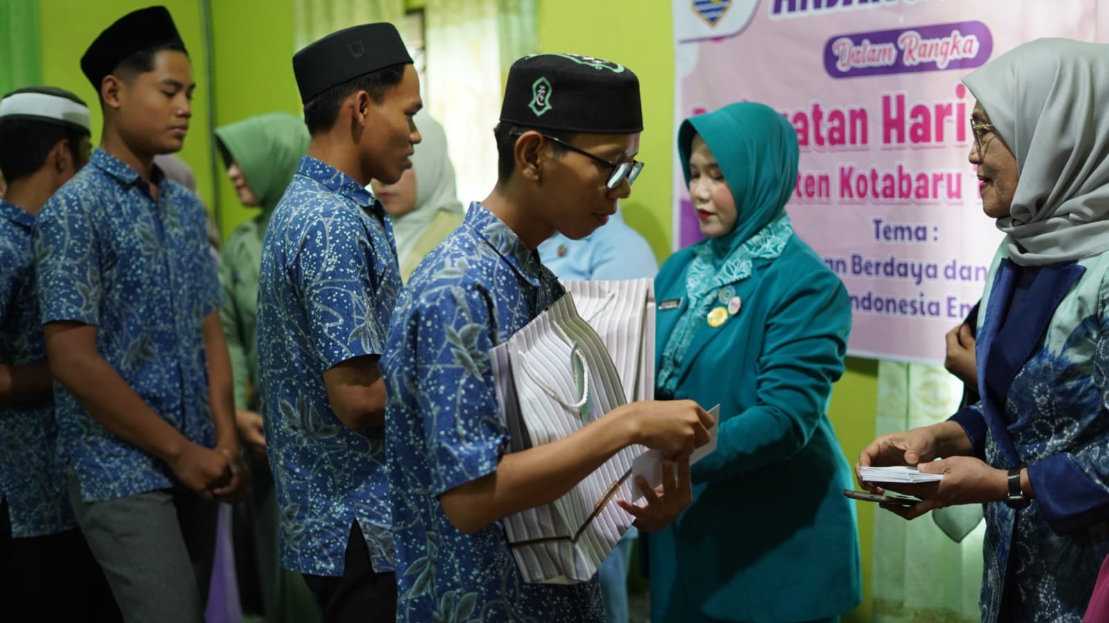 Peringati Hari Ibu ke-97, Pemkab Kotabaru Gelar Ziarah Makam Pahlawan