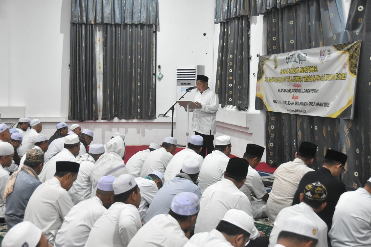 Samsul Rizal dan Masyarakat Gelar Salat di Momen Harjad HST