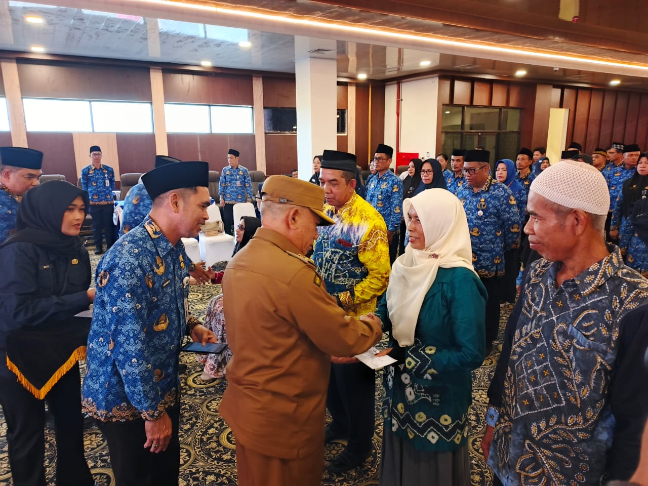 Bupati Kotabaru Sematkan Satyalancana Karya Satya untuk ASN dan Tali Asih Purna Bakti