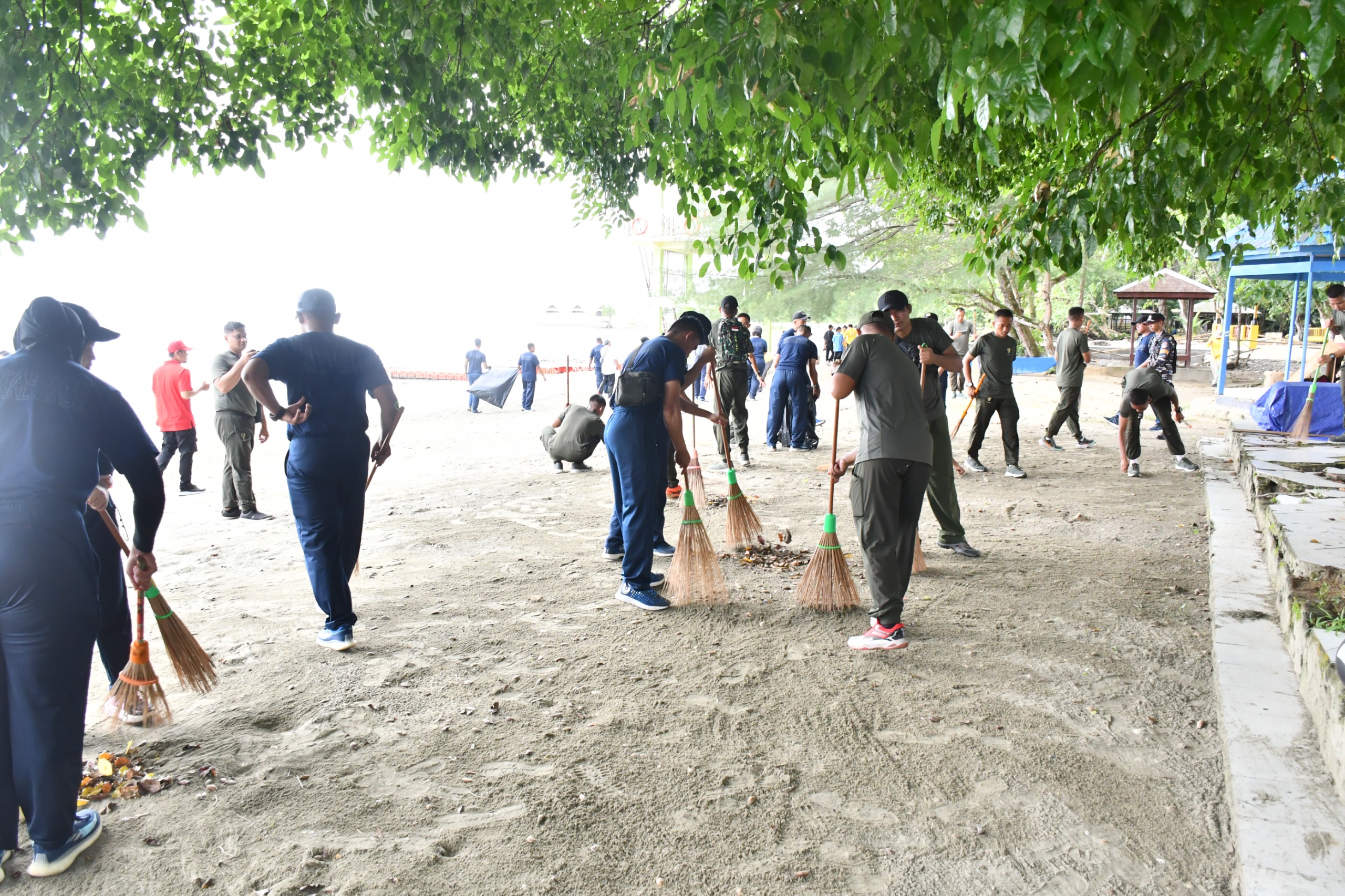 Lanal Kotabaru Gelar Aksi Bersih-Bersih Pantai Gedambaan