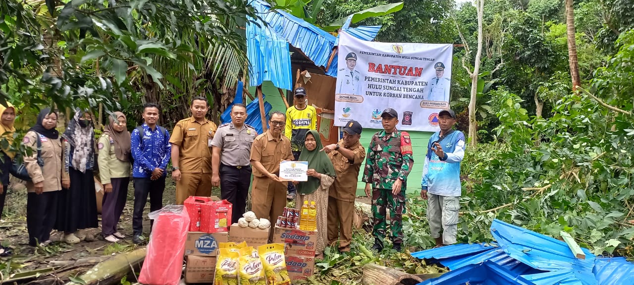 Pemkab HST Salurkan Bantuan untuk Korban Rumah Roboh di Kasarangan
