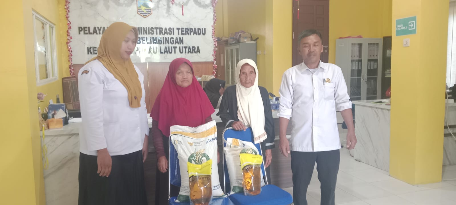 Warga Desa Sebelimbingan Kotabaru Terima Bantuan Pangan dari Bulog