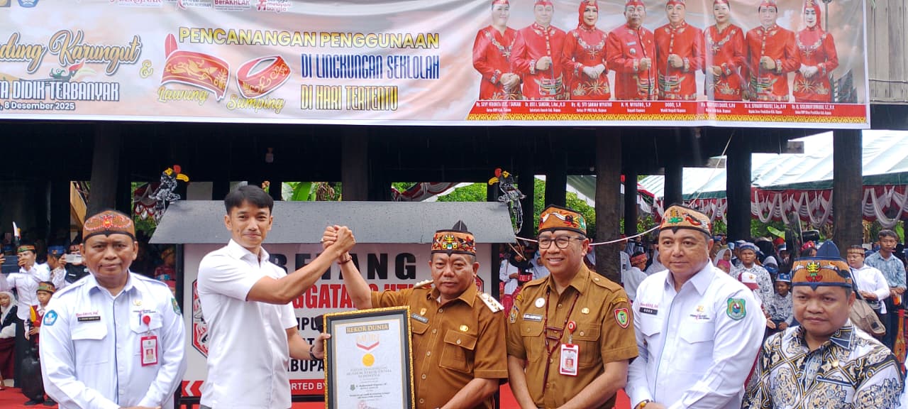 Kapuas Catatkan Rekor MURI Memainkan Kecapi Sambil Melantunkan Karungut