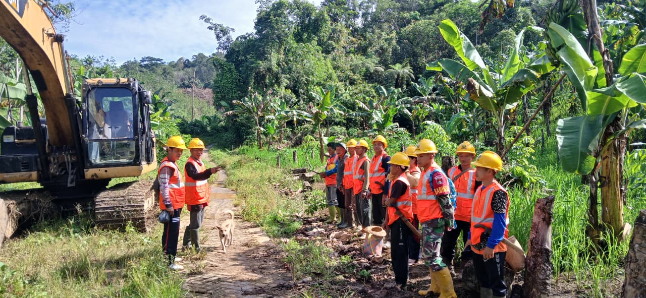 Babinsa Dampingi Kegiatan Pembukaan Jalan untuk Pemasangan Tiang Listrik di Desa Atiran