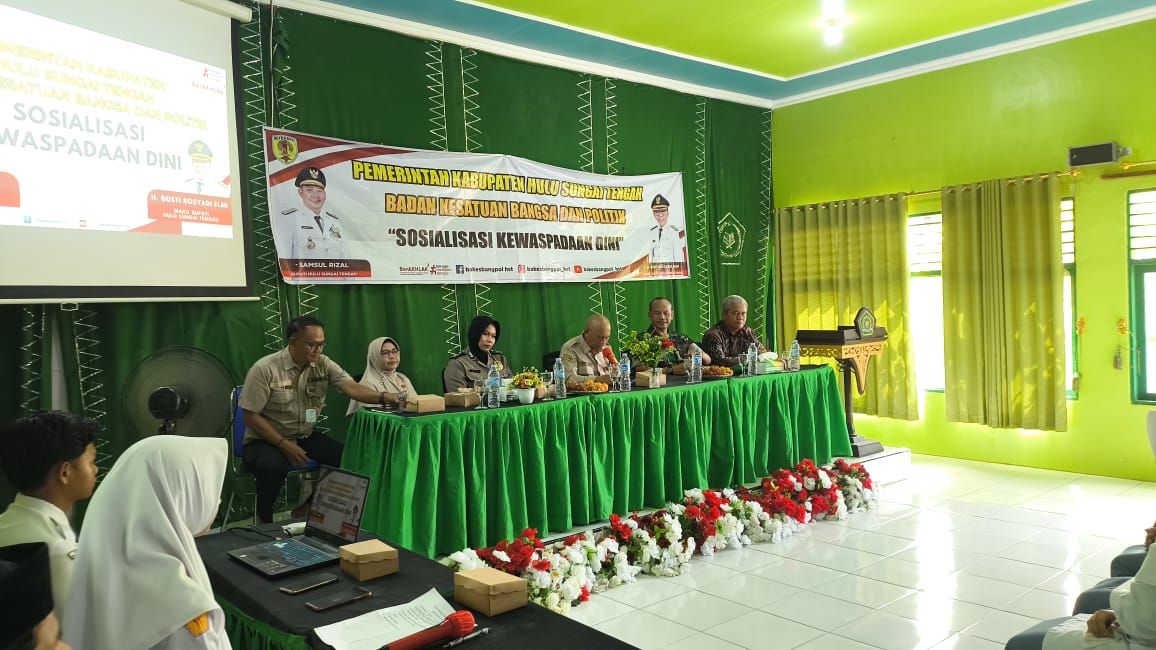 Kesbangpol Gelar Sosialisasi Kewaspadaan Dini di MAN 1 HST