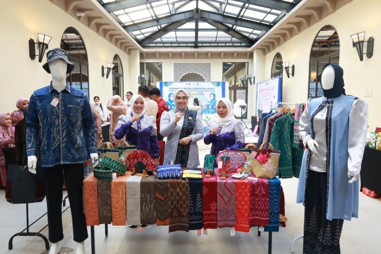Dekranasda Tanah Bumbu Tampilkan Tenun Pagatan pada Pertemuan 6 Bulanan TP PKK se-Kalsel