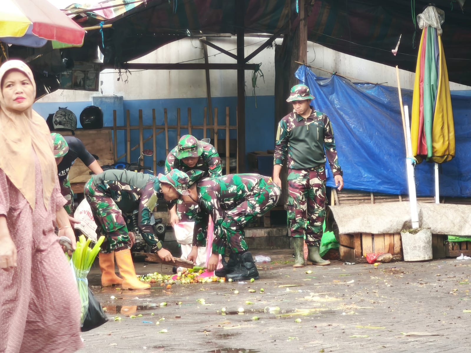 Jelang Hari Juang TNI AD, Personel Gabungan Bersih-Bersih Pasar Kramat Barabai