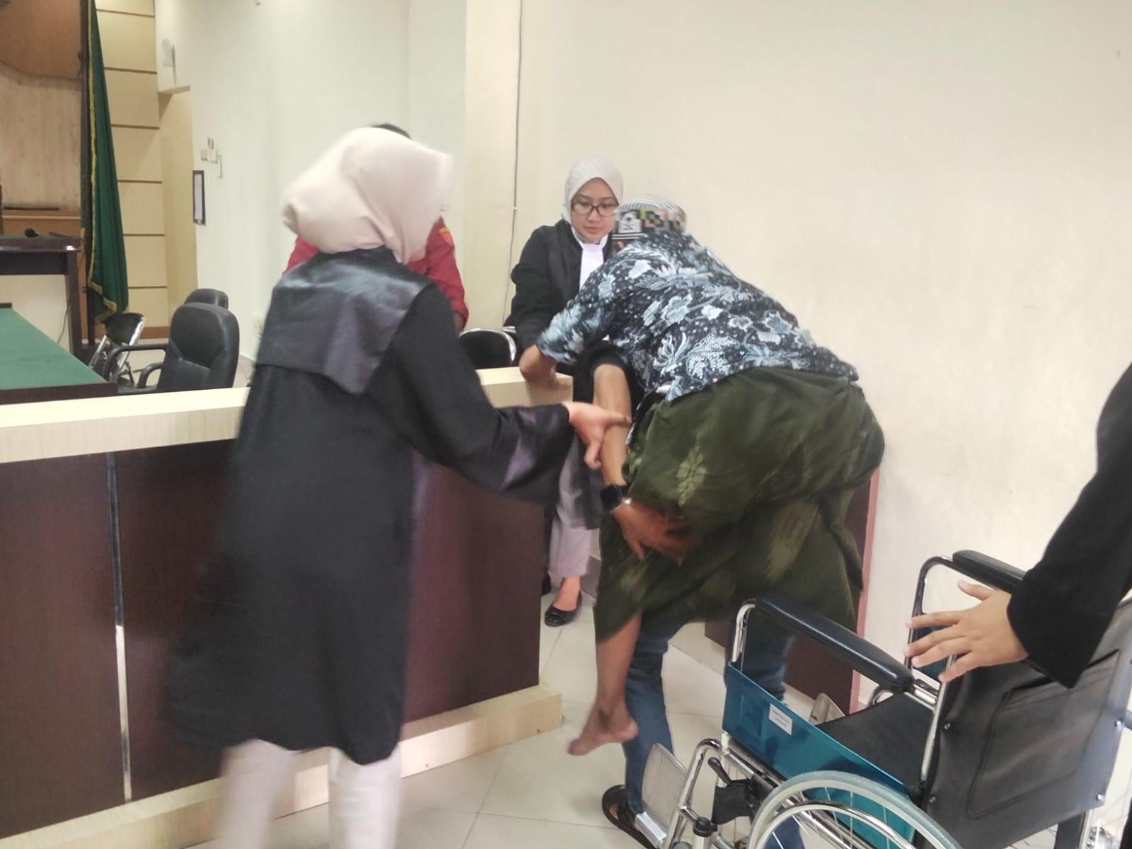 Terdakwa Korupsi Dana Desa Hadiri Sidang Perdana dengan Kursi Roda