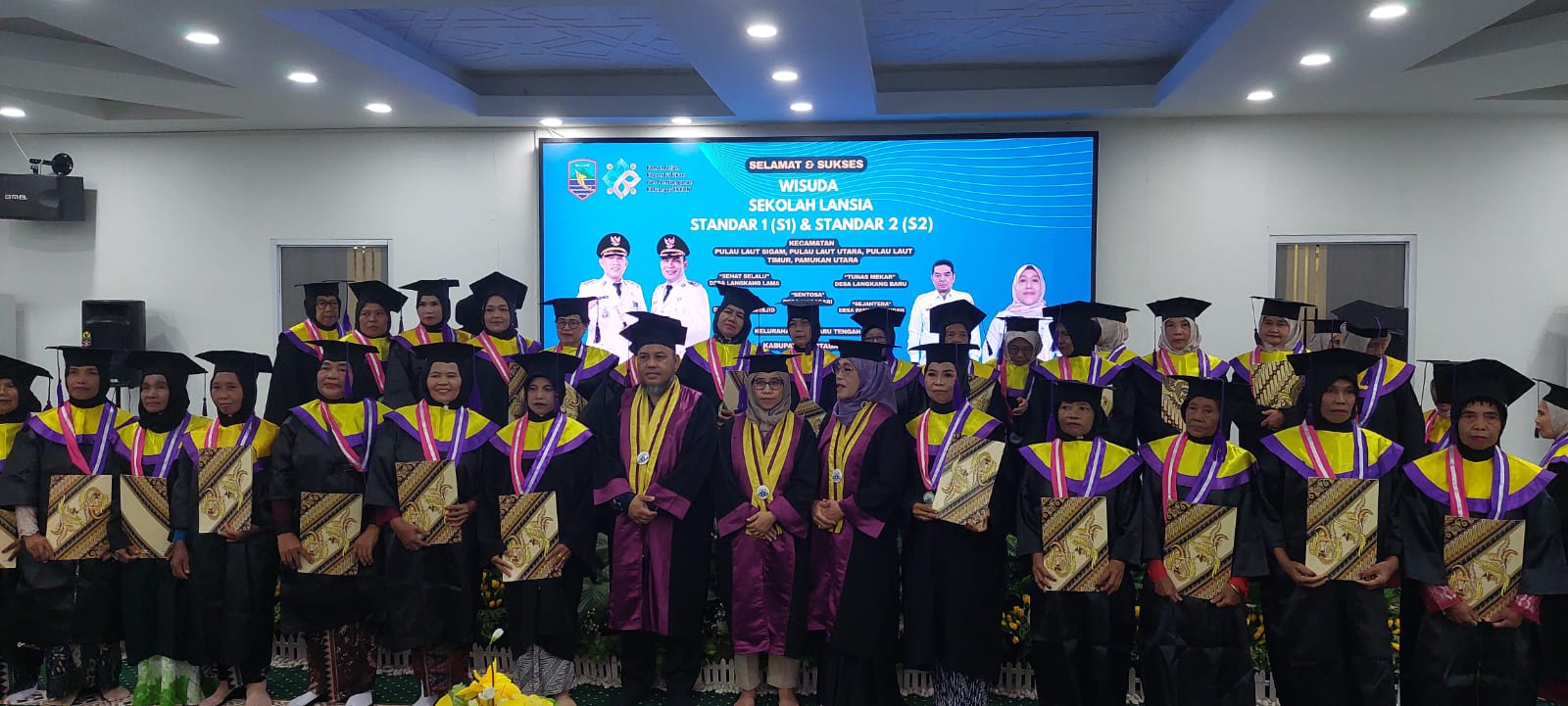 Sekolah Lansia Kotabaru Wisuda 107 Orang