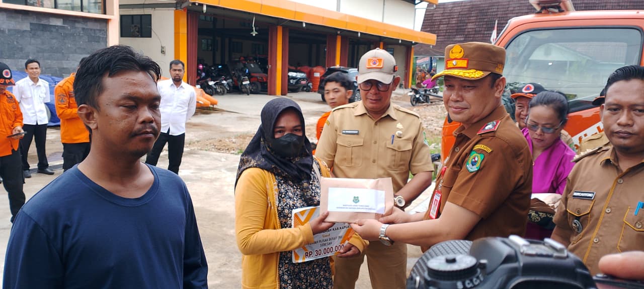 Pemkab Kapuas Salurkan Bantuan untuk 16 Kepala Keluarga Terdampak Kebakaran