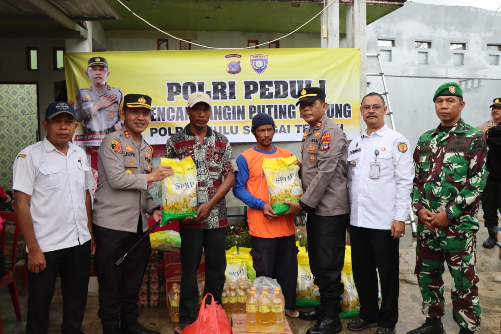Polres HST Salurkan Bantuan untuk Warga Terdampak Puting Beliung