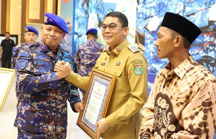 Bupati Tanah Bumbu Andi Rudi Latif Terima Penghargaan di HUT Ke-75 Polairud