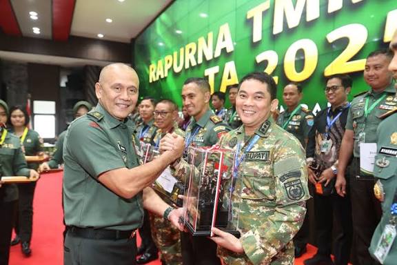 Kolaborasi Sukses! Bupati Tanah Bumbu Dianugerahi Penghargaan KSAD atas Dukungan TMMD, Dandim 1022 Raih Juara Nasional
