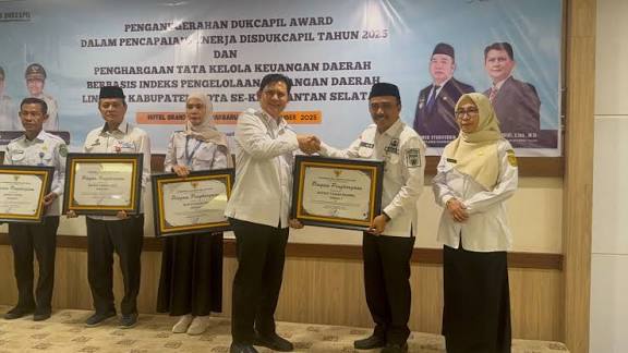Tanah Bumbu Raih Penghargaan Dukcapil Award Terbaik II se-Kalimantan Selatan 2025