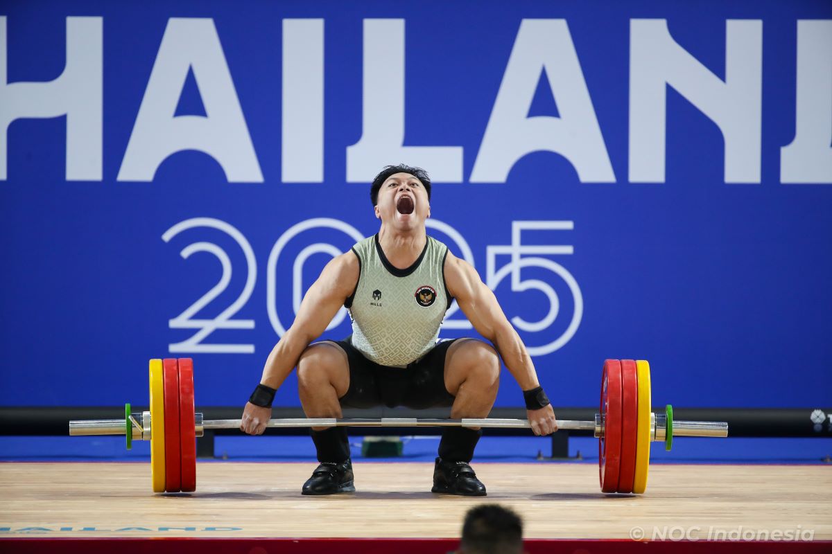 Lifter Indonesia, Rahmat Erwin Abdullah raih medali emas SEA Games 2025. (Foto: NOC Indonesia/Koko)