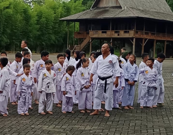 Babinsa Dampingi Karateka HST Ikuti Gashuku dan UKT di Banjarbaru