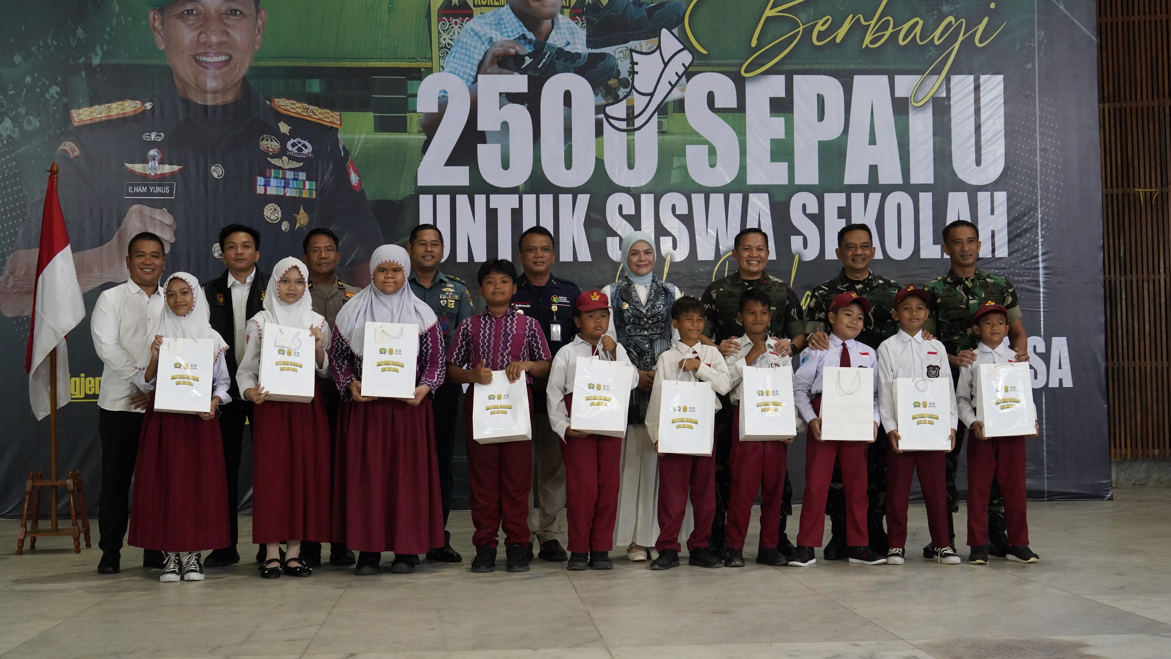 Ribuan Siswa Banjarmasin Terima Sepatu Gratis