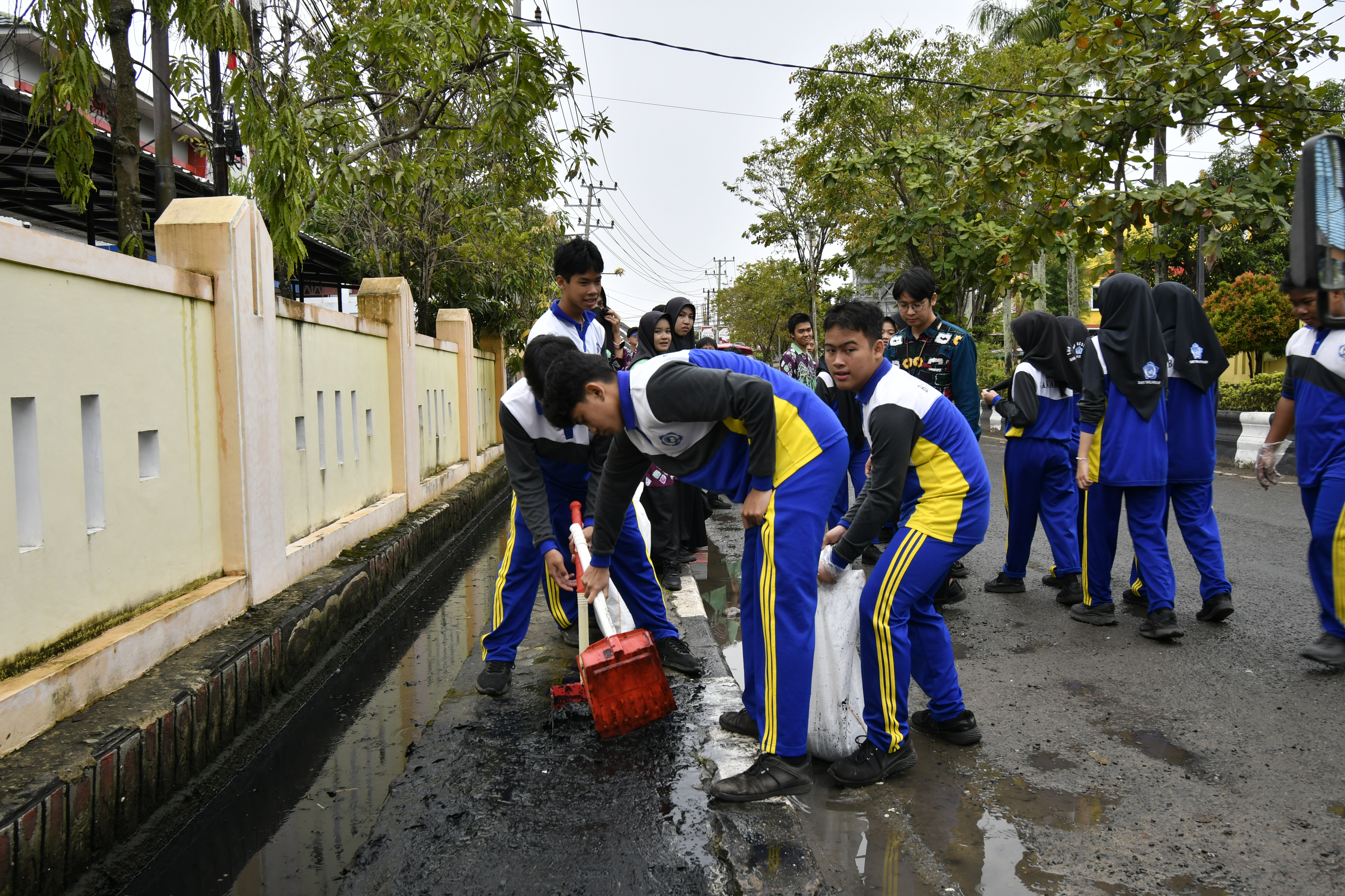 Libatkan Ratusan Siswa, Drainase Komplek Pelajar Mulawarman Dibersihkan