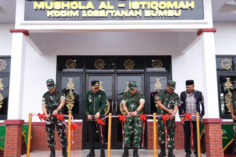 Pangdam XXII/Tambun Bungai bersama Bupati Andi Rudi Latif Resmikan Mushola Al Istiqomah Kodim 1022/Tanah Bumbu