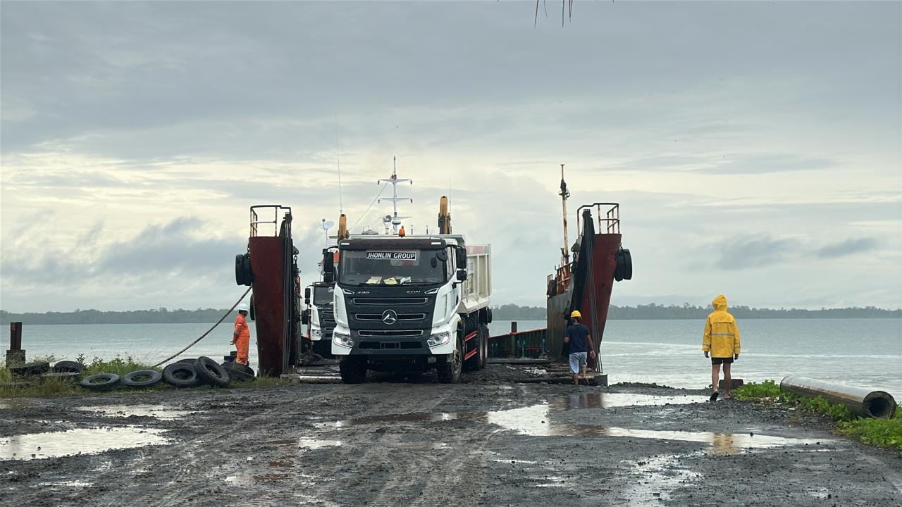 TNI AL Hadirkan KRI Surabaya-591 untuk Distribusi Bantuan Masyarakat Terdampak Banjir di Aceh