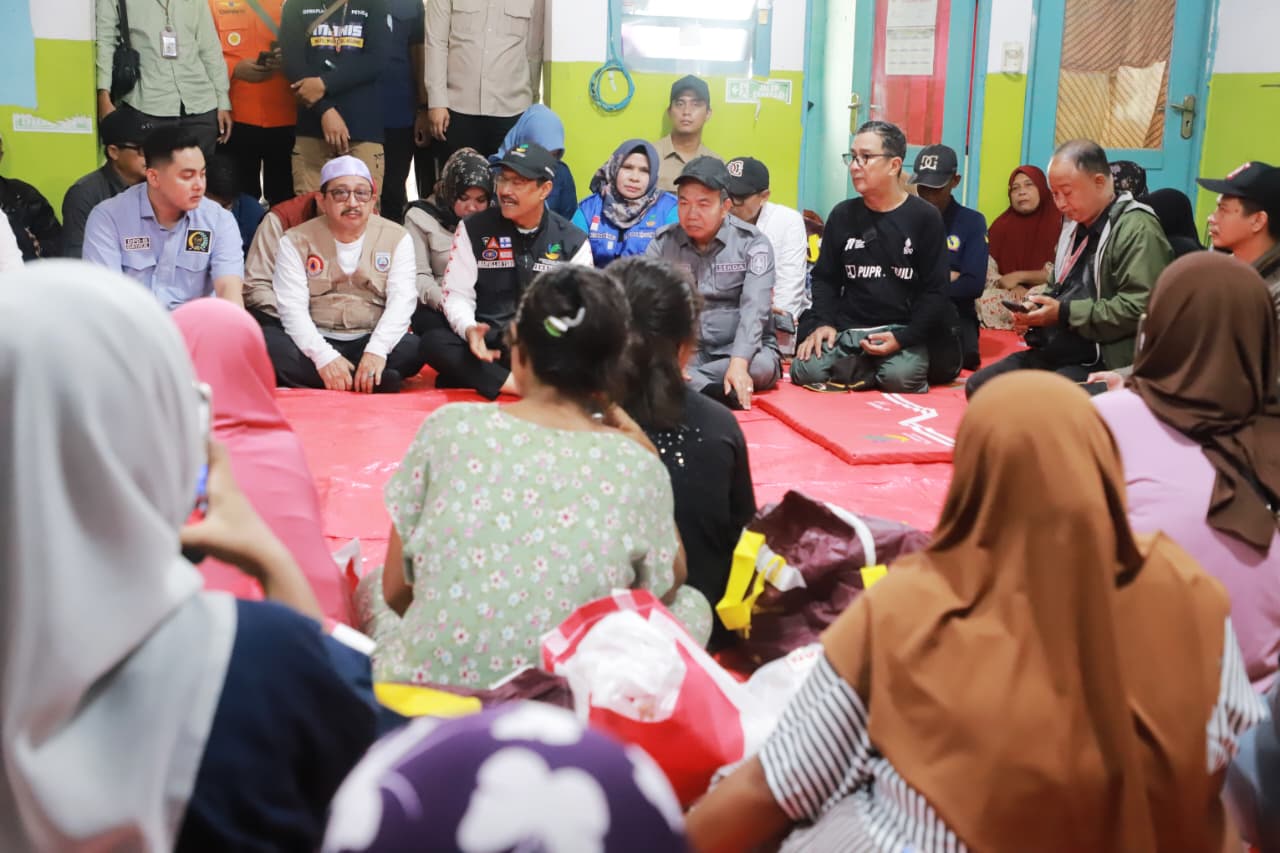 Sekdaprov Kalsel Dampingi Menteri Sosial Tinjau Pengungsi Banjir di Sungai Tabuk
