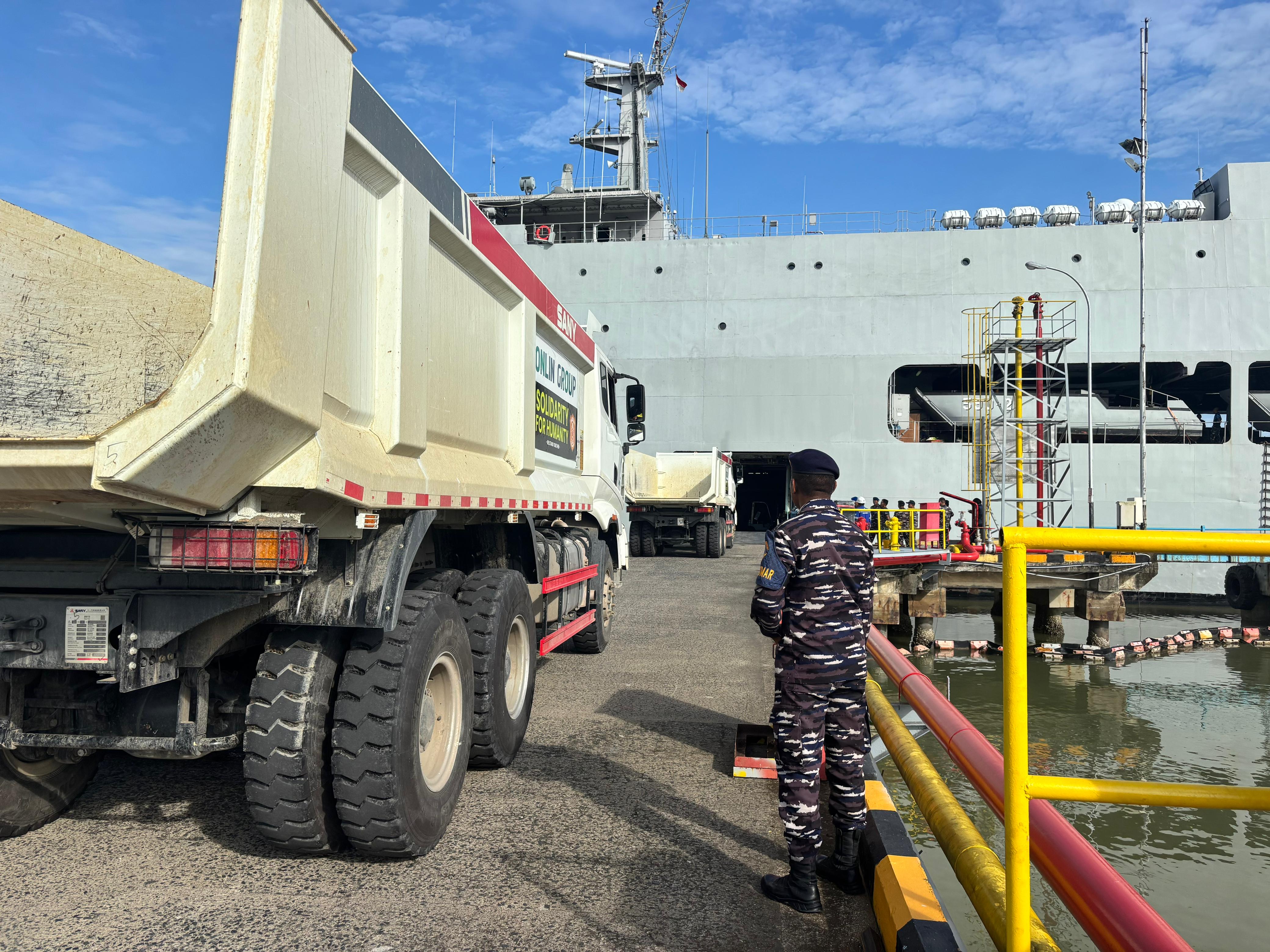 KRI Makassar-590 Sandar di Kotabaru, Kapal Kedua TNI AL Dukung Percepatan Pemulihan Pascabanjir Aceh