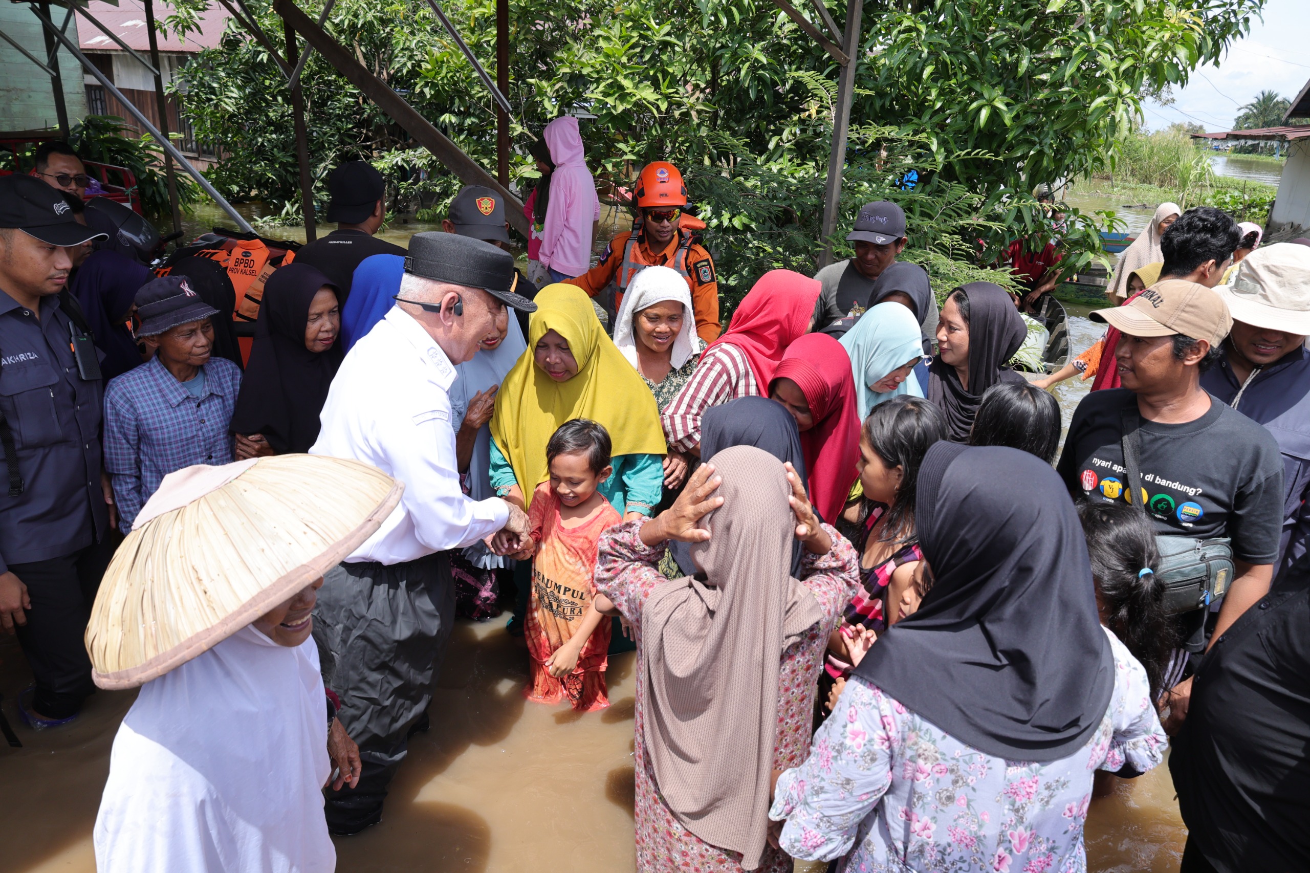 Gubernur H Muhidin Temui Warga Terdampak Banjir di Desa Lok Buntar