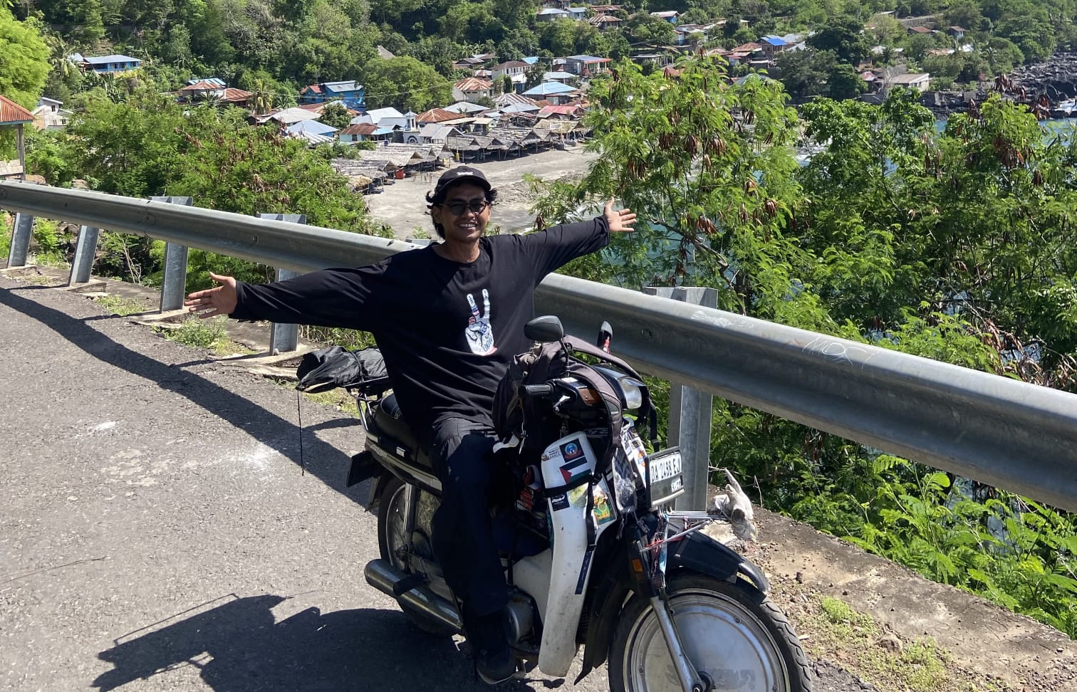 Catatan Perjalanan Akbar Setiawan, Mengeja Nusantara di Atas Roda Astrea Tua