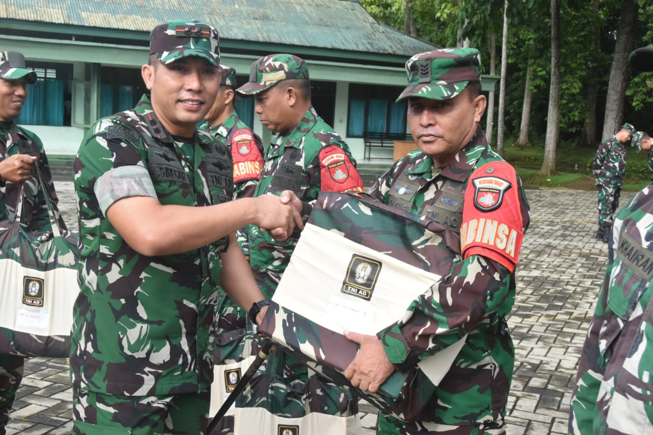 Prajurit Kodim 1002/HST Terima Kaporlap dari KASAD