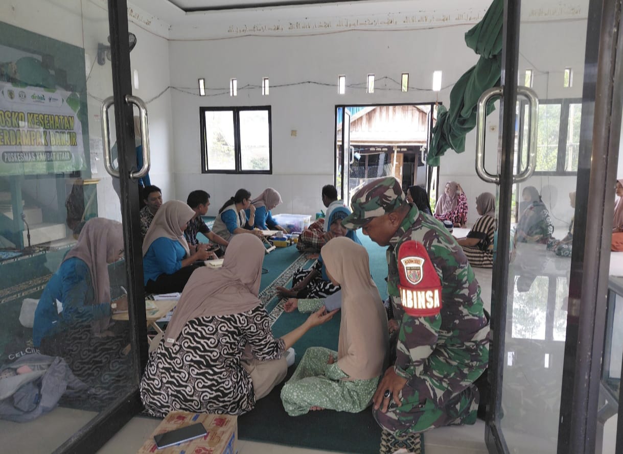 Babinsa Pandawan Laksanakan Pendampingan Layanan Kesehatan Warga Terdampak Banjir