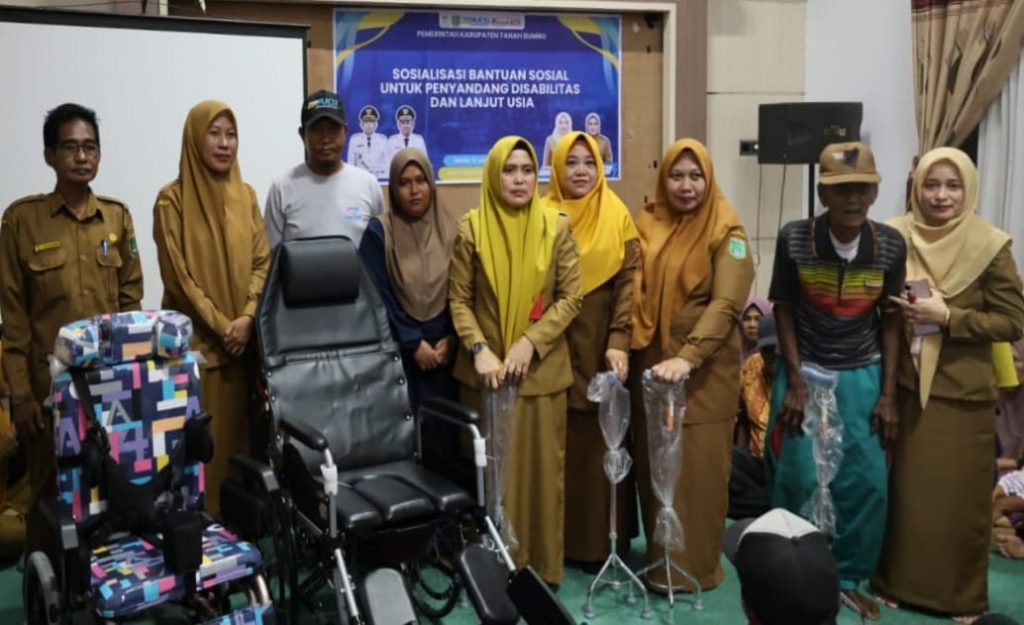 Salurkan Bansos Disabilitas dan Lansia, Bupati Andi Rudi Latif Tekankan Layanan Kesehatan dan Pemberdayaan