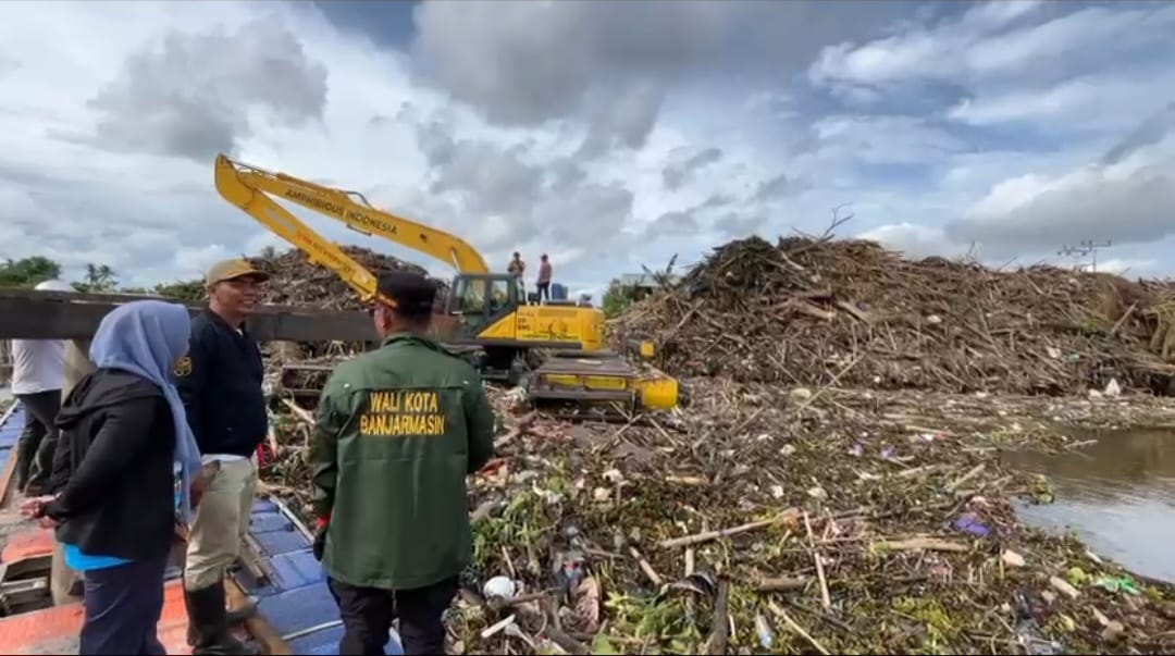 Turunkan Excavator Amfibi, Pemko Banjarmasin Gerak Cepat Bersihkan Tumpukan Batang Kayu