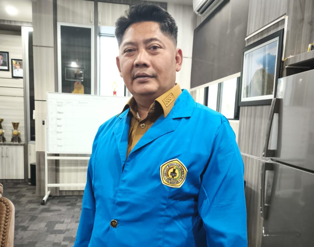 Bupati HST Kenakan Almamater IBITEK Banjarmasin, Dorong Generasi Muda Terus Menuntut Ilmu